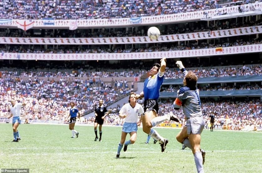Maradona em jogo histórico contra a Inglaterra, na Copa de 1986 (Foto: Presse Sports)