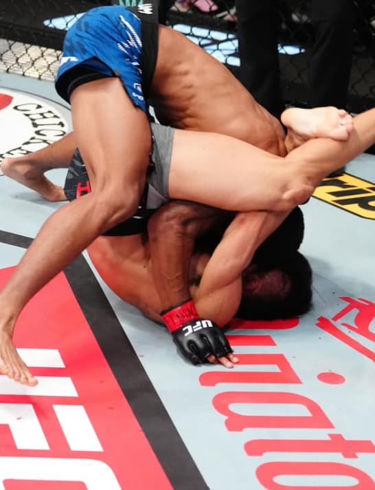 Elijah Smith nocauteia Toshiomi Kazama pelo UFC Vegas 109 (Foto: Reprodução / UFC)