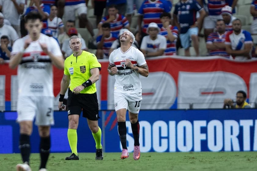 Luciano marcou o segundo gol do São Paulo em vitória (Foto: Baggio Rodrigues/AGIF)