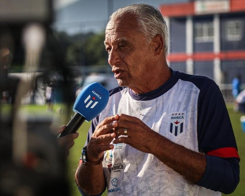 Bpufalo Gil, ídolo do Fluminense, é o atual treinador do Maricá (Foto: Bruno Maia/Maricá)