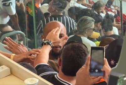 Felipe Melo é agredido por torcedor do Corinthians no Mané Garrincha, em Brasília. (Foto: Divulgação/ Lance!)