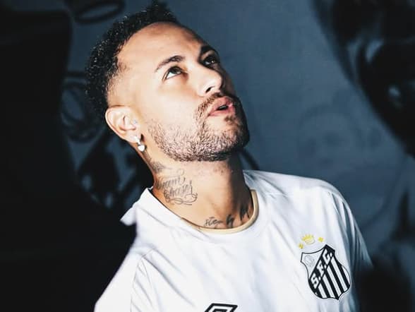 Neymar estrela campanha de lançamento do novo uniforme do Santos