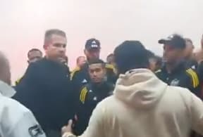 Atlético-MG foi recebido com protestos no aeroporto (Foto: Reprodução redes sociais)