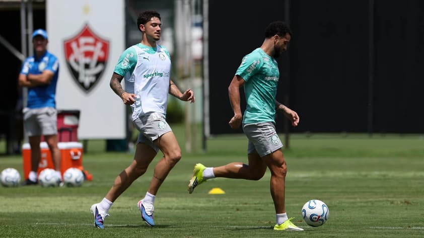 Paulinho, Felipe Anderson e Emi Martínez (Paulinho participa de treino do Palmeiras)