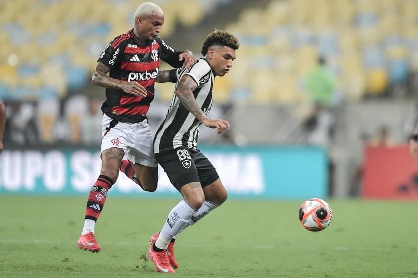 Wesley, do Flamengo, disputa lance com Igor Jesus, do Botafogo