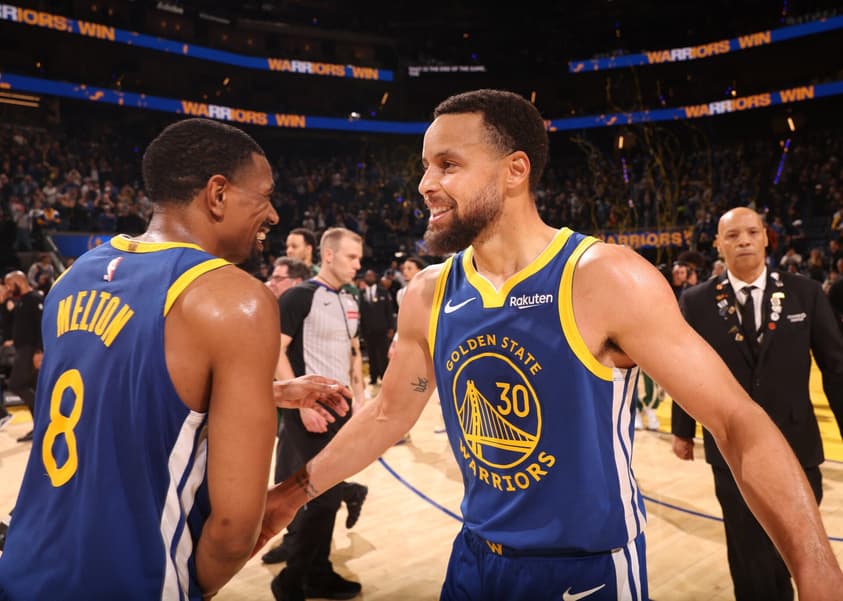 Elenco do Warrios comemora vitória na NBA (Foto: JED JACOBSOHN / NBAE / Getty Images / Getty Images via AFP)
