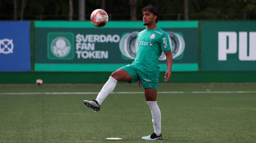 Heittor deixou o gramado da Arena Barueri aos 30 minutos do primeiro tempo após sentir lesão no joelho