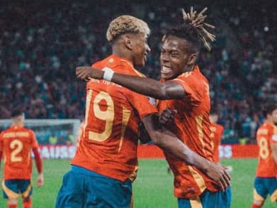 Lamine Yamal e Nico Williams, possível dupla do Barcelona na próxima temporada, celebram gol pela Espanha (Foto: Reprodução)