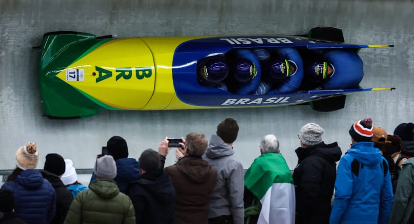 Edson Luques Bindilatti, Davidson Henrique De Souza, Rafael Souza da Silva and Luis Bacca Goncalves durante descida no bobsled 4-man no Cortina Sliding Centre durante as Olimpíadas de Inverno (Foto: FRANCK FIFE / AFP)