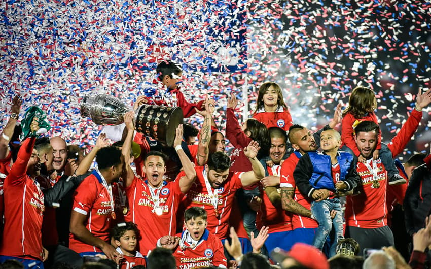Jogadores do Chile comemoram o título da Copa América depois da vitória sobre a Argentina (Foto: Nelson Almeida/AFP)