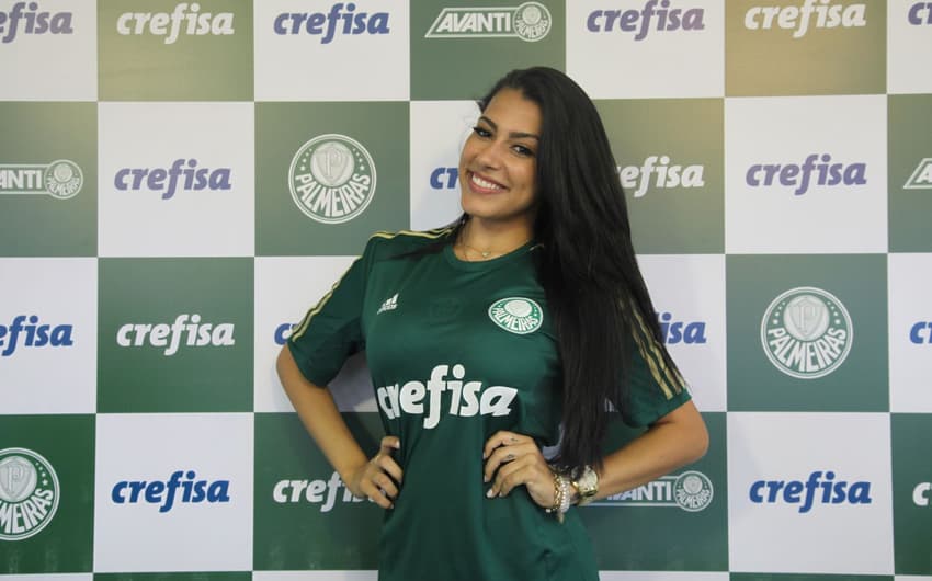 Modelo posa com a nova camisa do Palmeiras, patrocinado pela Crefisa (Divulgação)