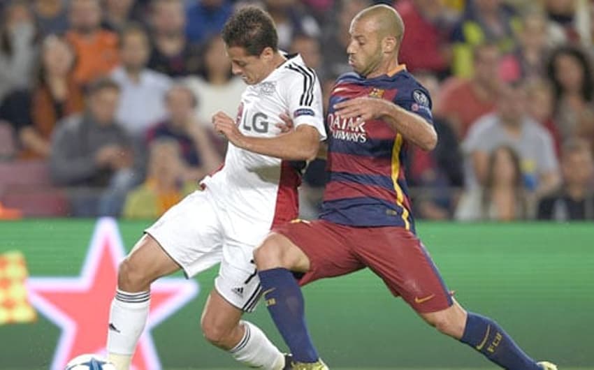 HOME - Barcelona x Bayer Leverkusen - Mascherano e Chicharito Hernandez (Foto: Lluis Gene/AFP)
