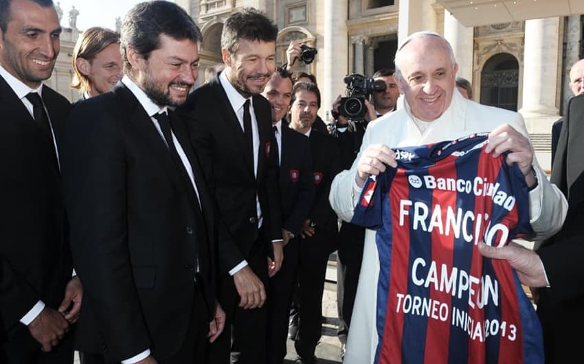 Papa Francisco recebe a delegação do San Lorenzo no Vaticano (Foto: AFP)