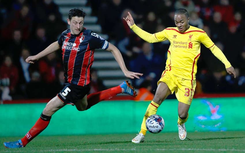 Raheem Sterling e Tommy Elphick - Bournemouth x Liverpool (Foto: Adrian Dennis/AFP)
