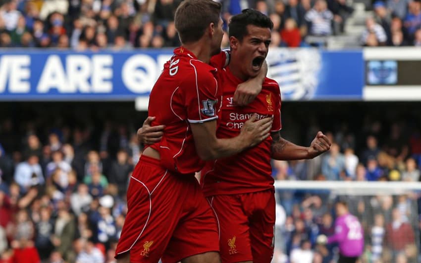 Philippe Coutinho comemora com Gerrard após marcar mais um gol com a camisa do Liverpool (AFP PHOTO / ADRIAN DENNIS)