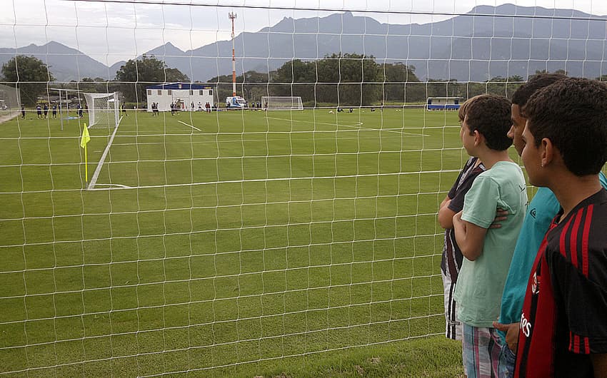 Grupo observa treino da Itália em Mangaratiba (Foto: Igor Siqueira)