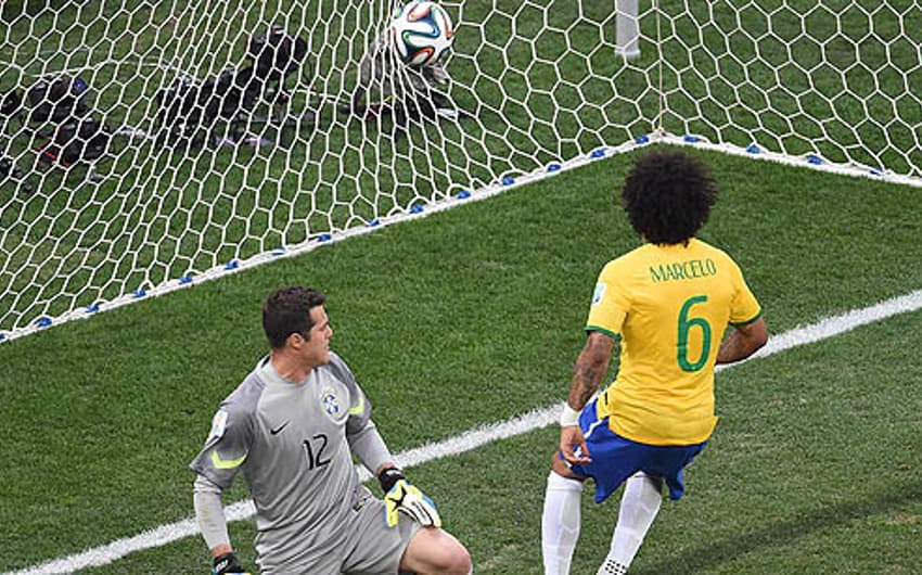 HOME - Marcelo e Julio Cesar gol contra - Brasil x Croácia (Foto: Francois Xavier Marit/AFP)