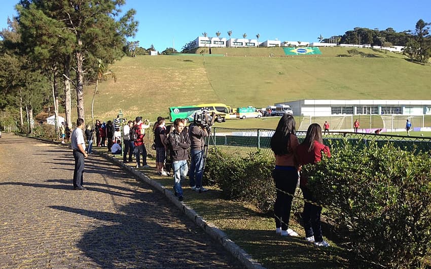 Moradores assistem ao treino da Seleção (Foto: Thiago Correira)
