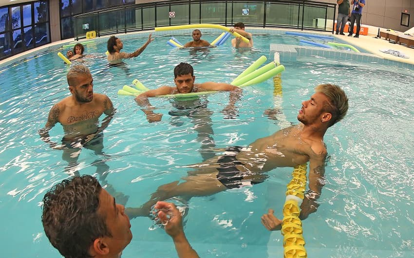 Neymar fez tratamento na piscina na segunda-feira