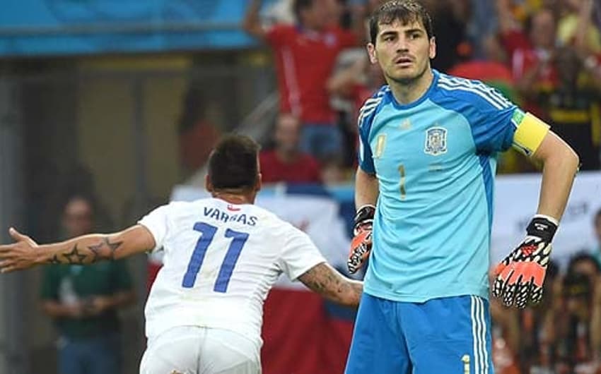 Espanha x Chile - Vargas e Casillas (Foto: Christophe Simon/AFP)