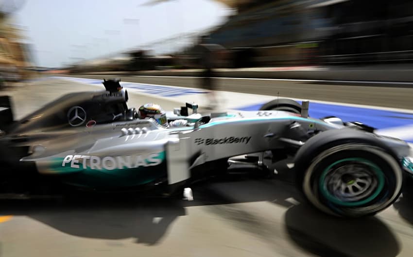 Lewis Hamilton lidera primeira sessão de treinos no Bahrein (Foto: Marwan Naamani/ AFP)