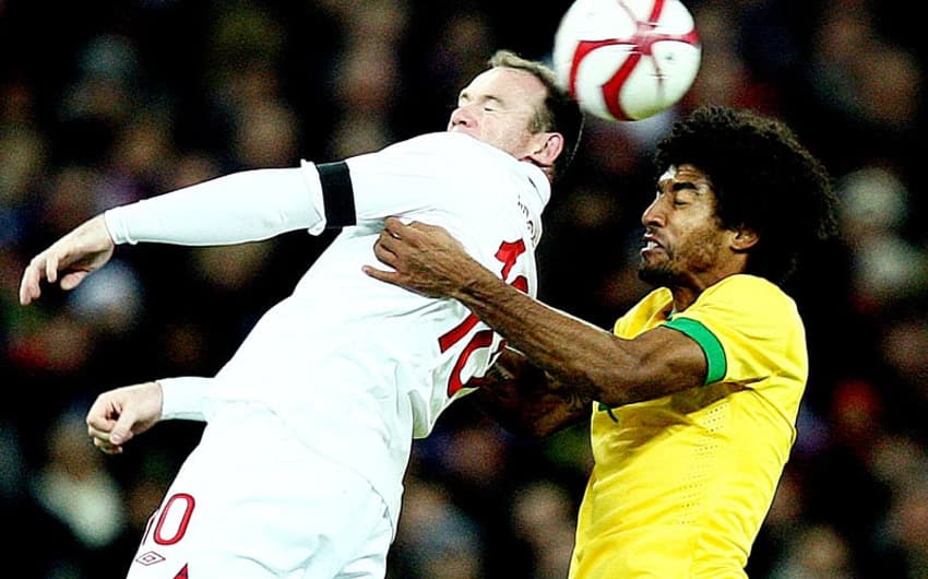 Inglaterra x Brasil - Amistoso - Rooney e Dante (Foto: Mowa Press)