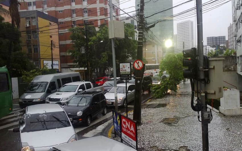 Chuva forte no Recife (Foto: Vinícius Perazzini)