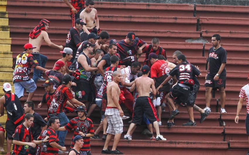 Briga generalizada entre torcidas de Atlético-PR e Vasco (Foto: Felipe Gabriel/ LANCE!Press)