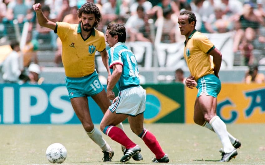 Francês Alain Giresse disputa bola com  Sócrates e Elzo, durante o jogo das quartas de final da Copa do Mundo entre França e Brasil, em 1986 (Foto: AFP)