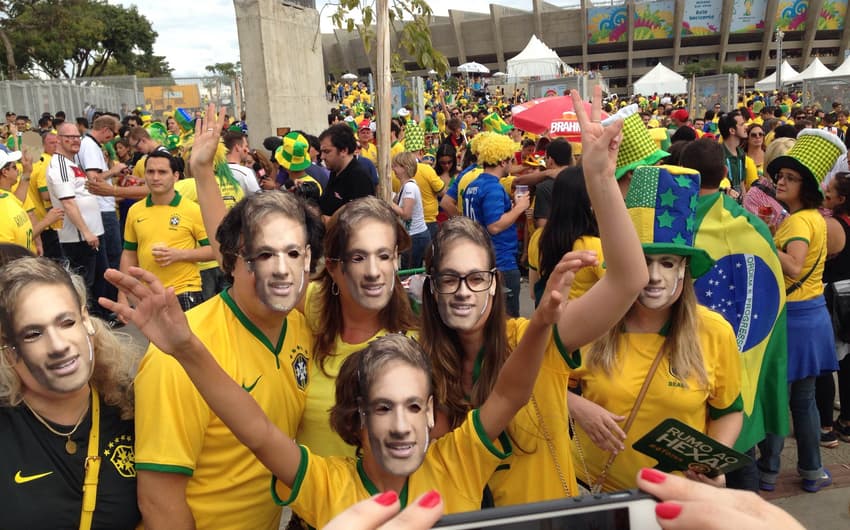 Torcedores usam máscara de Neymar em frente ao estádio (Thiago Salata)