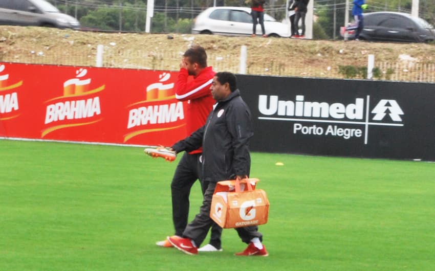 Rafael Moura deixa treino do Internacional (foto: Eduardo Moura)