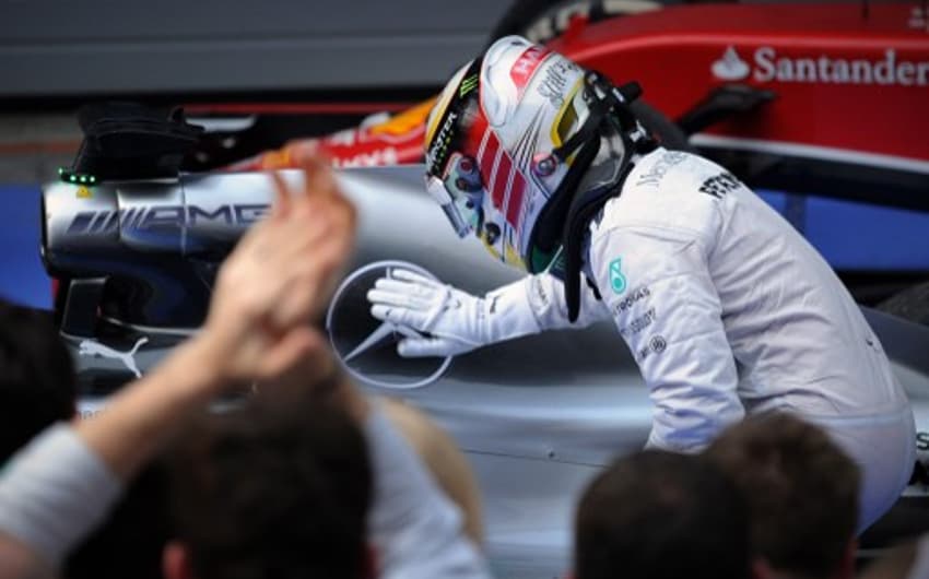 Hamilton "agradece" à sua Mercedes pelo vitória na China (Foto: AFP)