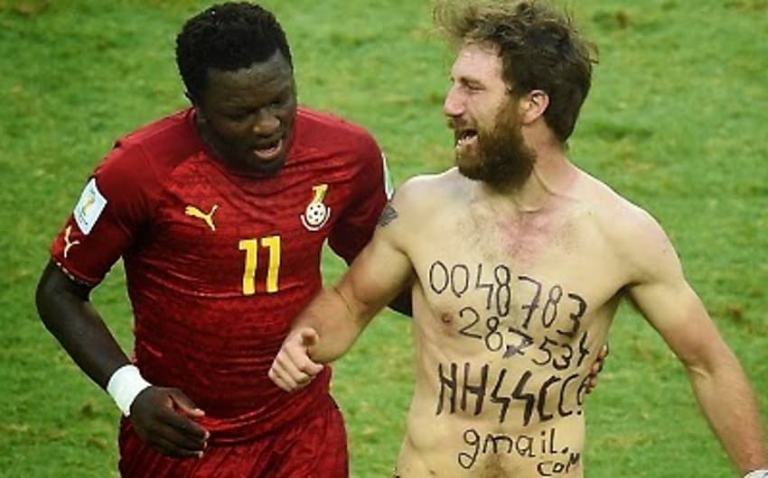 Torcedor invadiu o gramado do jogo Alemanha x Gana e foi acusado de apologia ao nazismo