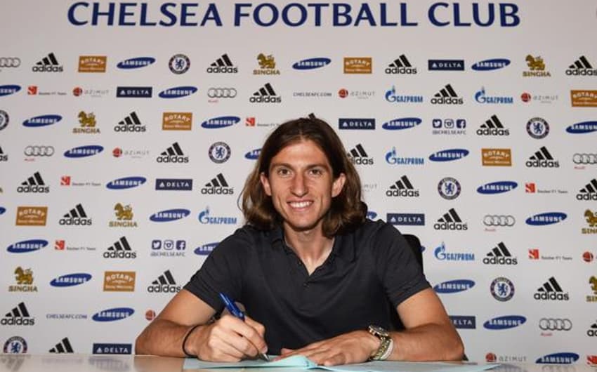 Filipe Luis assina com o Chelsea (Foto: Divulgação / Chelsea)