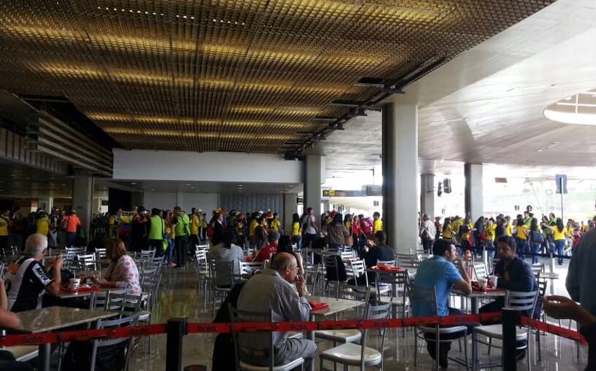 Torcedores da Colômbia desembarcam em Confins (Foto: Thiago Fernandes/LANCEPRESS!)