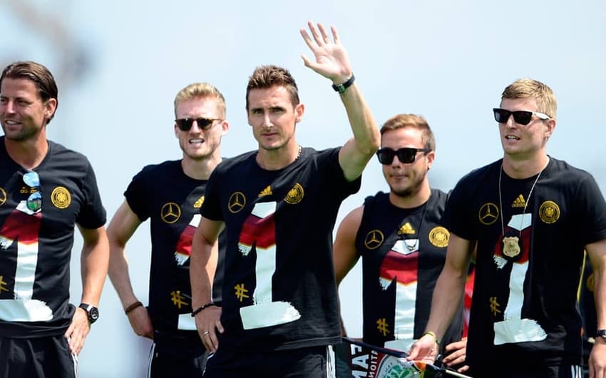 Veja imagens da chegada dos campeões mundiais à Alemanha (Foto: AFP)