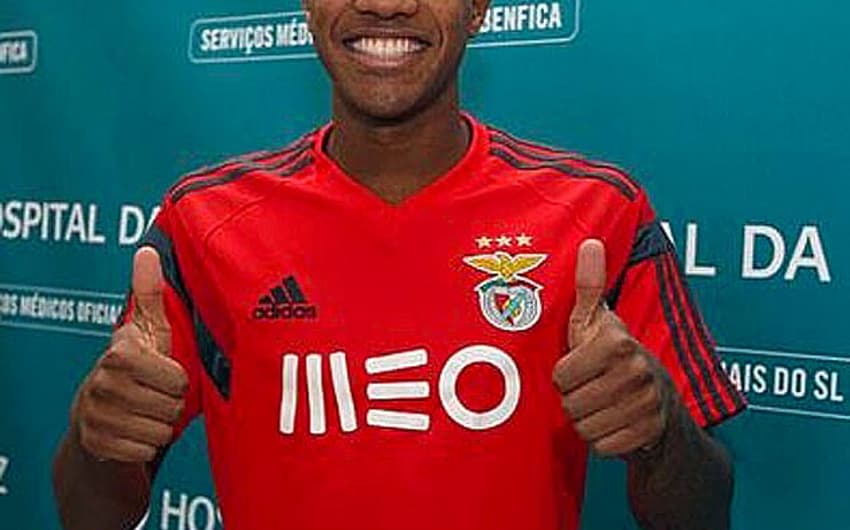Victor Andrade com a camisa do Benfica (Foto: Reprodução/ Twitter)