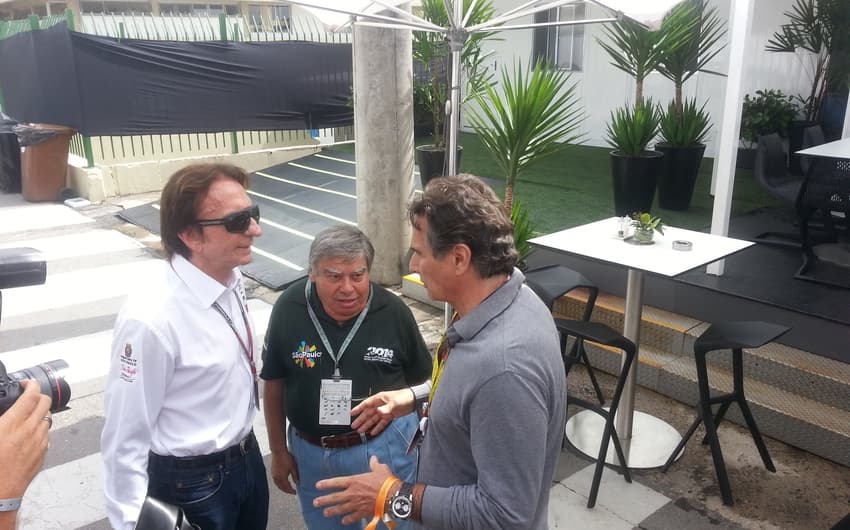 Encontro de lendas: Emerson Fittipaldi, Chico Rosa (administrador de Interlagos) e Nelson Piquet conversam no paddock da Fórmula 1 (Foto: Felipe Domingues)