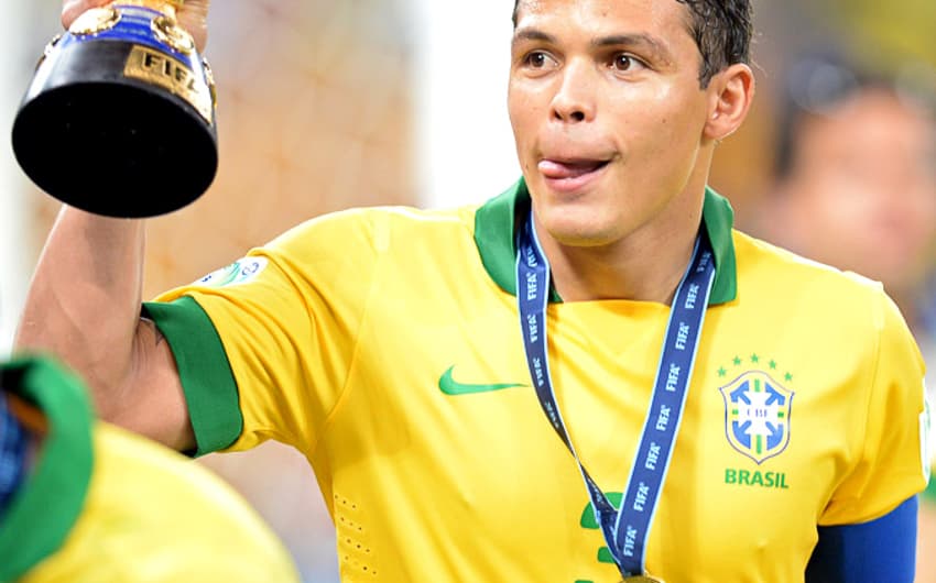 Thiago Silva comemora com o troféu da Copa das Confederações (Foto: Vanderlei Almeida/ AFP)