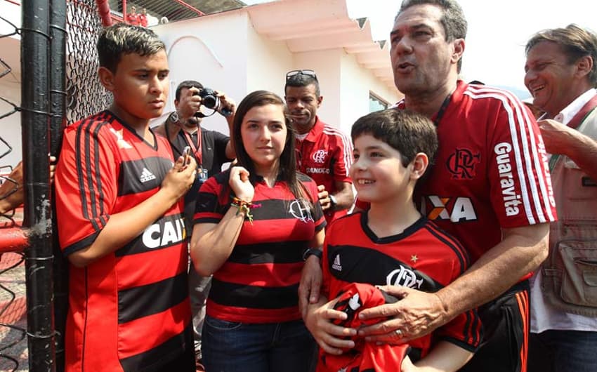Torcida mirim do Flamengo faz a festa com jogadores na Gávea (Fotos: Paulo Sérgio/ LANCE!Press)