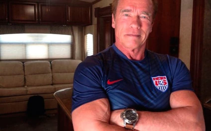 Arnold Schwarzenegger com a camisa dos EUA (Foto: Reprodução)