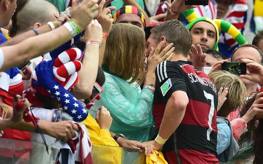 Schweinsteiger beijando a esposa após o jogo de Alemanha x EUA (Foto: Nelson Almeida/AFP)