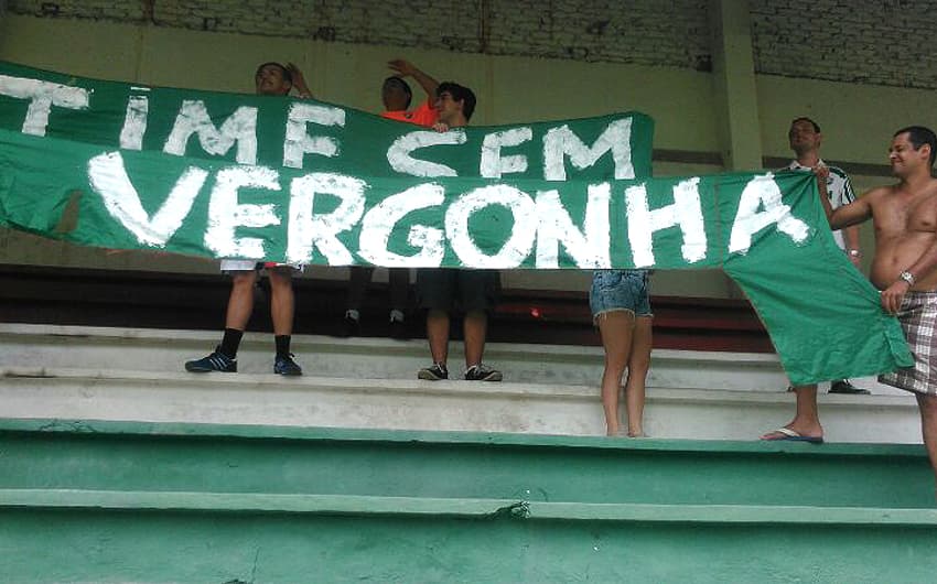 Torcida do Fluminense protesta nas Laranjeiras (Foto: Gabriel Matturo)