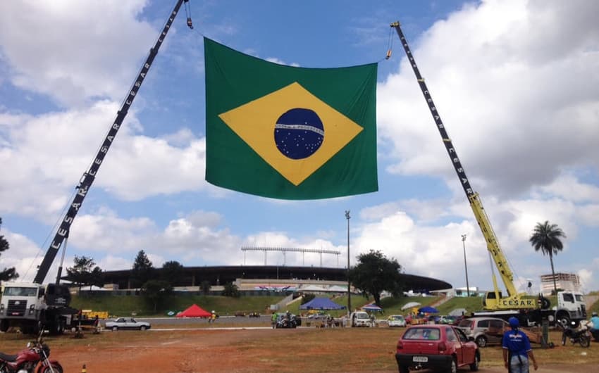 Bandeirão na frente do Serra Dourada (Foto: Maurício Oliveira)