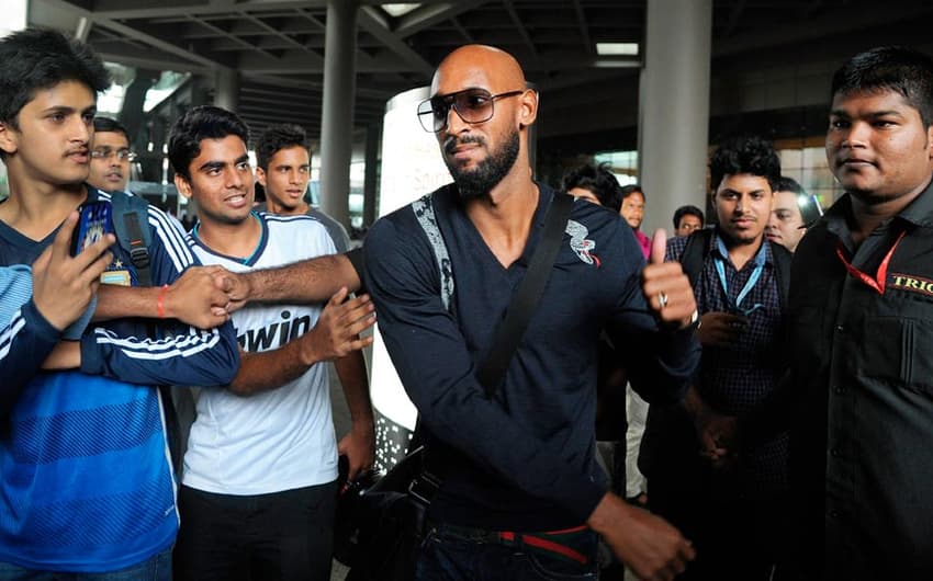 Nicolas Anelka, é cercado por fãs e seguranças, em sua chegada ao aeroporto internacional de Mumbai (Foto: Punit Paranjpe/ AFP)
