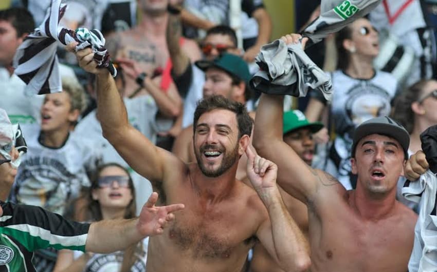Torcida alvinegra deverá lotar o Estádio Orlando Scarpelli nesta domingo (Foto: Eduardo Valente/AGP/Lancepress!)