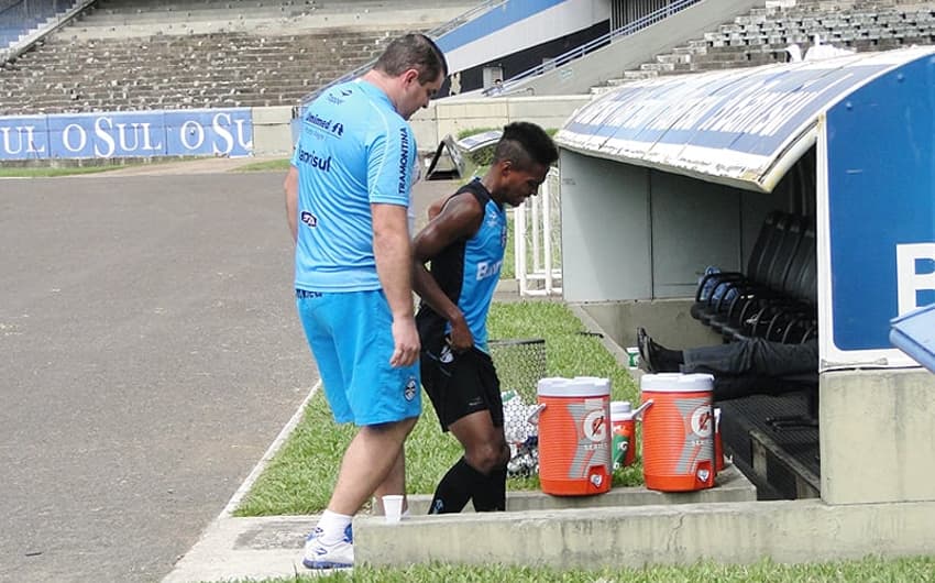 Wendell deixa treino do Grêmio machucado (Foto: Eduardo Moura)