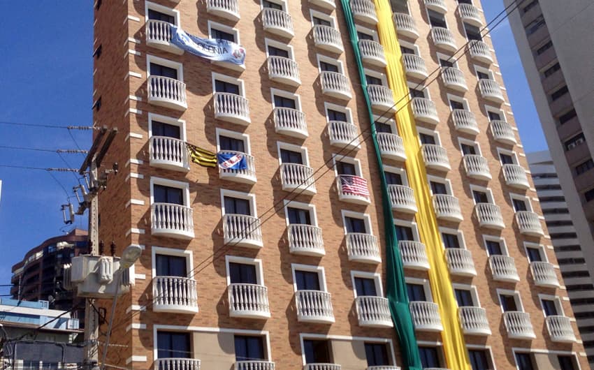 Bandeiras do Uruguai em hotéis de Fortaleza (Foto: Caio Carrieri)