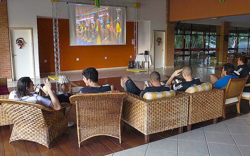 Jogadores do Corinthians assistem a jogo do Brasil (Foto: Reprodução)