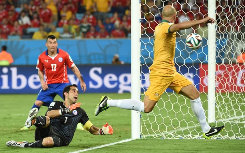 Com direito a belo gol de Valdivia, Chile vence a Austrália na estreia (Foto: William West/AFP)